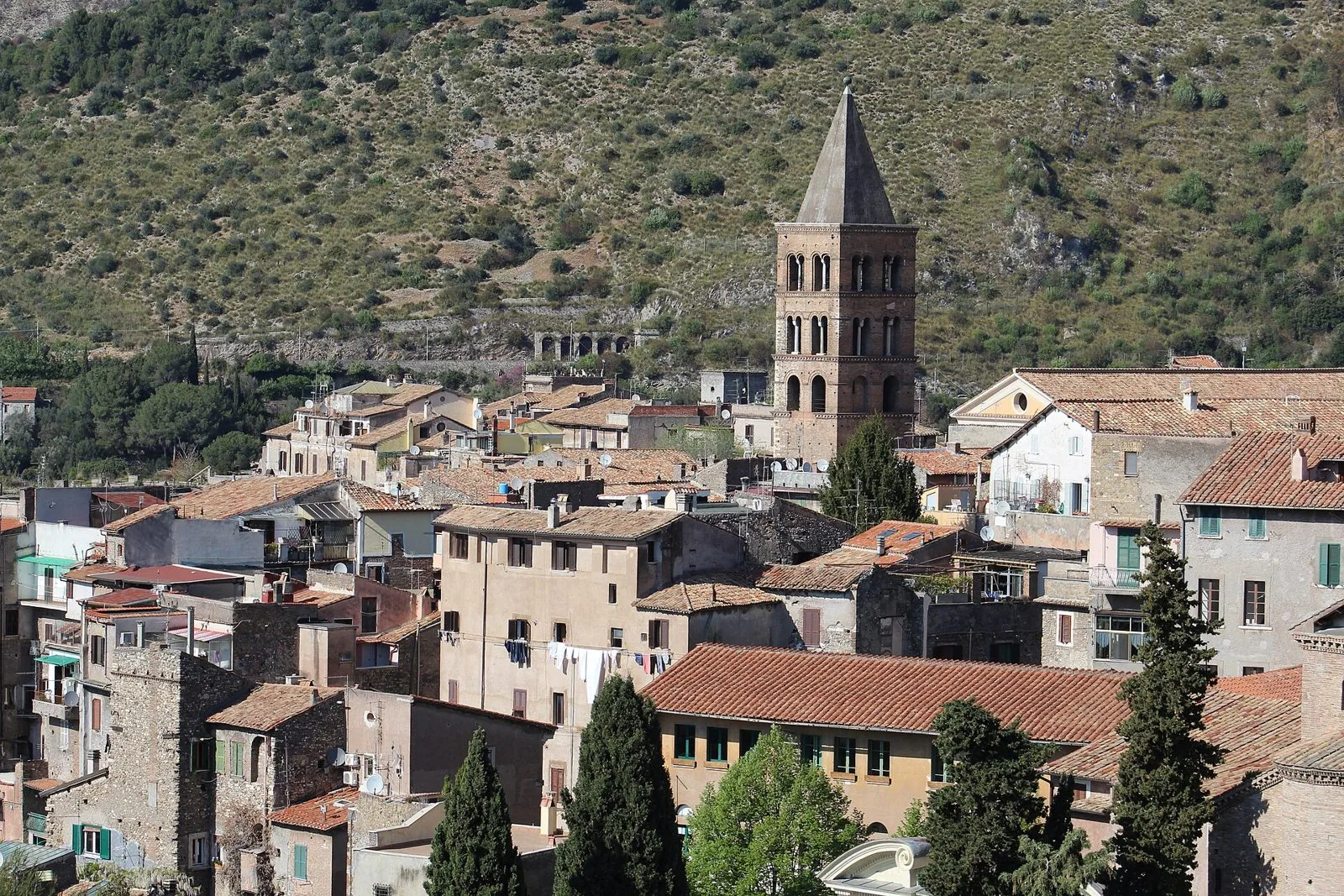Veduta dei tetti del centro storico di Tivoli con il campanile romanico del Duomo di San Lorenzo e le colline alle spalle